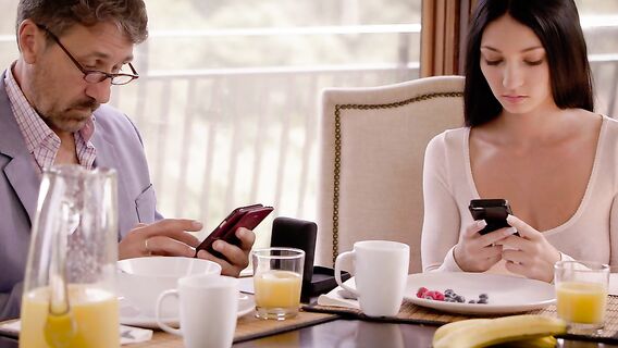 Замужняя юная брюнетка изменила с негром тренером