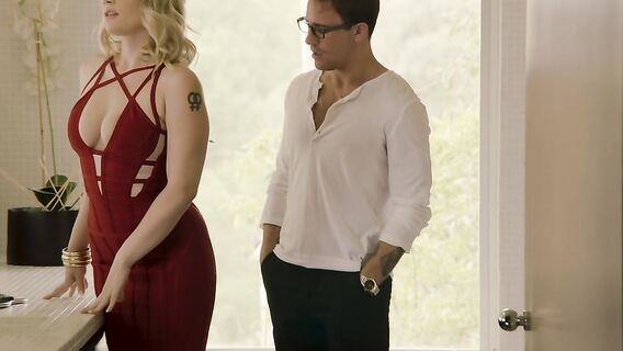 Сисястая блондинка кончает прыгая на черном члене