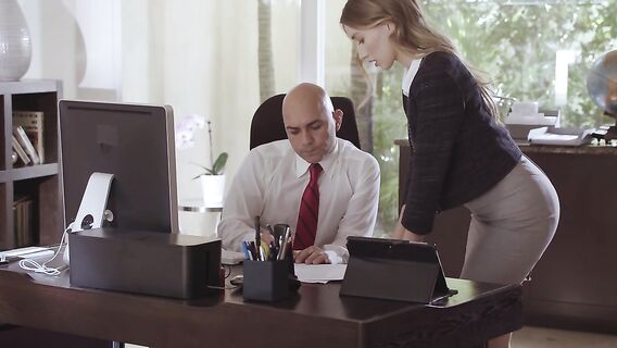 Секретарша соблазнила босса минетом и подставила анал