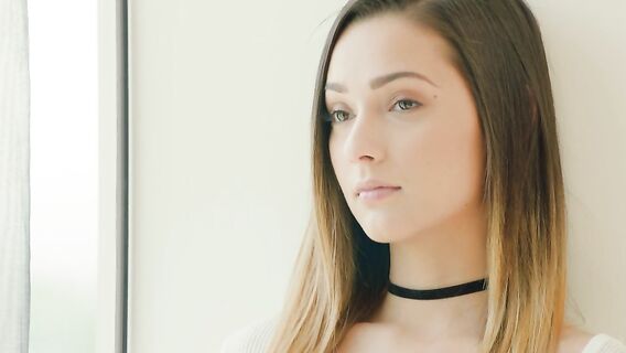 Мужик трахнул в анал юную дочь своей любовницы