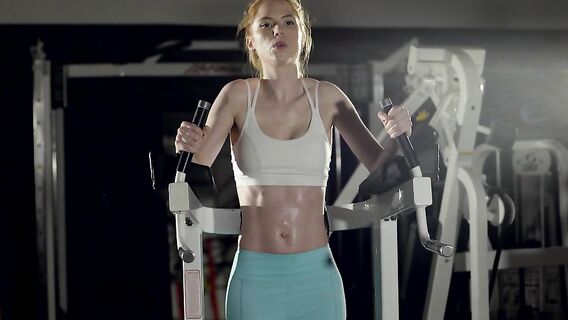 Силовая тренировка рыжей спортсменки с членом в киске