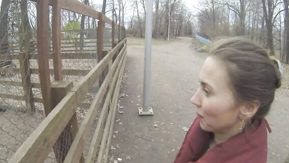 Русская брюнетка ебется в анал с пикапером в подъезде