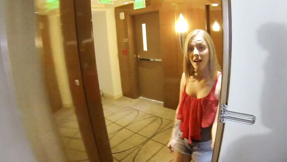 Скрытая камера и секс с шлюхой в отеле до кремпая в рот