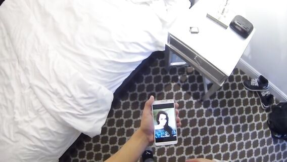 Парень снял на камеру секс с юной шлюхой кончив ей в рот