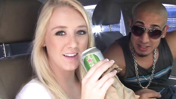 Мужик трахает блонду с тату на животе сливая сперму в рот