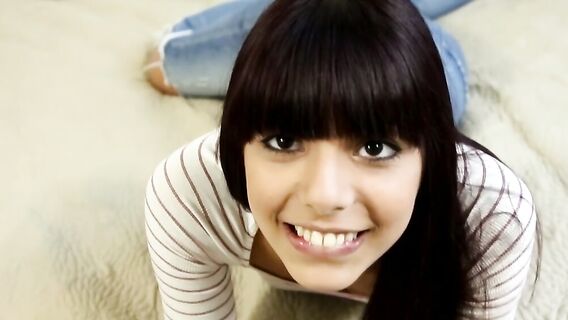 Порно кастинг юной брюнетки закончился кремпаем в рот