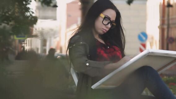 Брюнетка с силиконовыми сиськами даёт парню кончить в рот