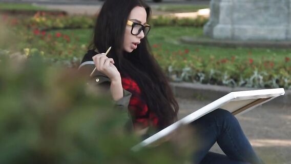 Брюнетка с силиконовыми сиськами даёт парню кончить в рот