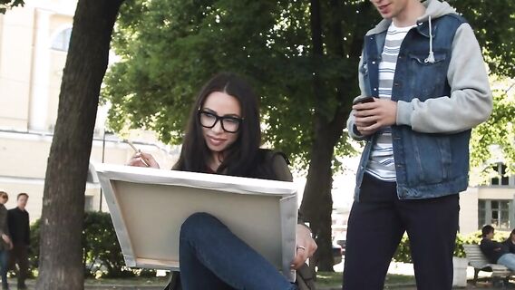 Брюнетка с силиконовыми сиськами даёт парню кончить в рот