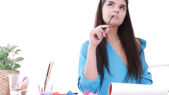 Юная русская брюнетка жарко трахается с парнем на кухне