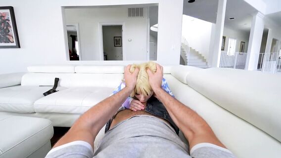 Молодая сводная сестра принимает сперму в рот на живот и лицо