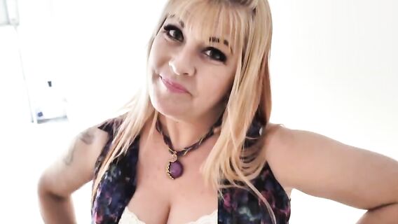 Молодой парень всегда рад кончить в рот или заросшую пизду зрелой соседки