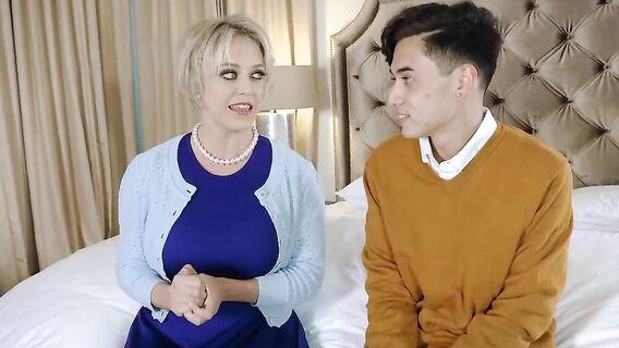 Сын помогает зрелой мачехе с большими сиськами забеременеть